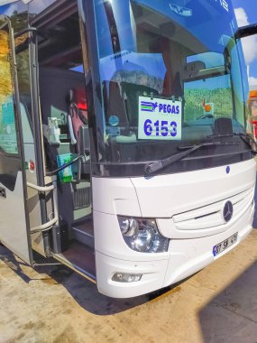 Antalya, Türkiye - 20 Mayıs 2021: Türkiye 'ye gelen turistlerin otellere transferlerini bekleyen Pegas otobüsü.