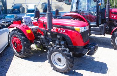 Kyiv, Ukrayna - 30 Mayıs 2021: Renkli kırmızı bahçe traktörü Husqvarna TC 242TX. Tarım, tarım kavramı