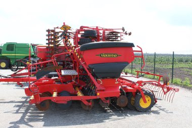 Kyiv, Ukrayna - 16 Haziran 2020: Büyük disk harrow Vaderstad Taşıyıcı 650, traktörlerin tarlaları sürmesi için çekiliyor, 16 Haziran 2020 tarihinde Ukrayna 'nın Kyiv şehrinde gökyüzüne karşı