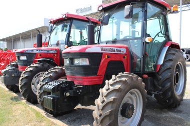 Kyiv, Ukrayna - 16 Haziran 2020: Mahindra tarım ağır makineleri 16 Haziran 2020 tarihinde Ukrayna 'nın Kyiv kentinde sokağa park edildi