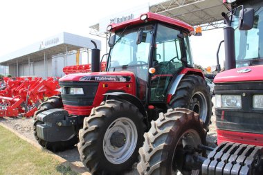 Kyiv, Ukrayna - 16 Haziran 2020: Mahindra tarım ağır makineleri 16 Haziran 2020 tarihinde Ukrayna 'nın Kyiv kentinde sokağa park edildi