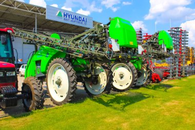 Kyiv, Ukrayna - 16 Haziran 2020: Tarım spreyi Tecnova 16 Haziran 2020 tarihinde Ukrayna 'nın Kyiv kentinde yolda