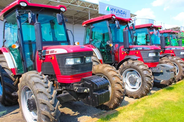 Kiev Ucrânia Junho 2020 Mahindra Equipamento Agrícola Máquinas Pesadas Estacionado — Fotografia de Stock