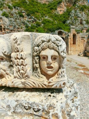 Myra, Türkiye 'deki maskeler ve taş mezarları. Lycia 'nın Fethiye' deki antik mezarı, arkeoloji ve seyahat konsepti