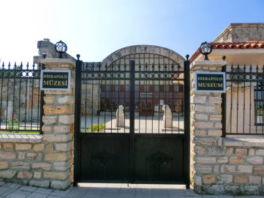 Pamukkale, Türkiye... 11 Mayıs 2021: Hierapolis Harabeleri. Antik Hierapolis kenti Türkiye 'de bir açık hava müzesi ve önemli bir turizm merkezidir..