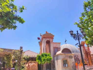 Belek, Antalya, Türkiye - 15 Mayıs 2021: Belek 'teki Efsaneler Diyarı tema parkı. Su manyaklığı macerası ve hiper bardak altlığı