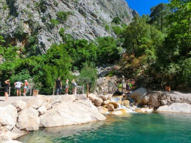 Türkiye 'nin Goynuk ve Antalya kasabaları yakınlarındaki Harmony kanyonunda Lycian patikası boyunca geziniyor. Vücut rafting macerası