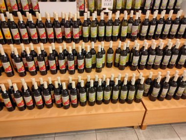 Antalya, Türkiye - 11 Mayıs 2021: Organik keçiboynuzu şurubu ve nar - Türkiye 'nin Antalya kentindeki dükkanda 11 Mayıs 2021' de satılan ürünler