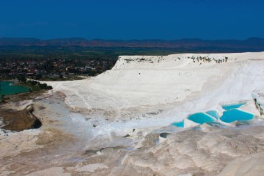 Türkiye 'de travertinler. Pamukkale 'nin kalsit kayalığı. Güneşli sabah