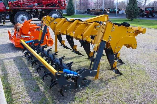 De kleurrijke landbouwmachines - eggen — Stockfoto