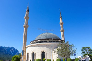 Antalya ilinin Kemer ilçesinde dağların arkasındaki cami