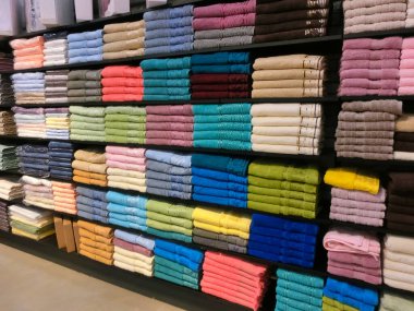 Türk halıları mağazada satışta. Hindi havlusu kaliteli tekstil.