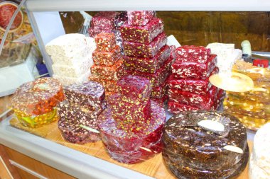 Geleneksel Türk lokum çeşitleri ve nar suyu. Orta Doğu tipik tatlı ve Türk lokumu