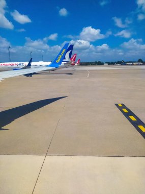 Antalya, Türkiye - 11 Mayıs 2021: Ukrayna Uluslararası Havayolları Boeing 737. Havayollarının filosunda yeni uçak.