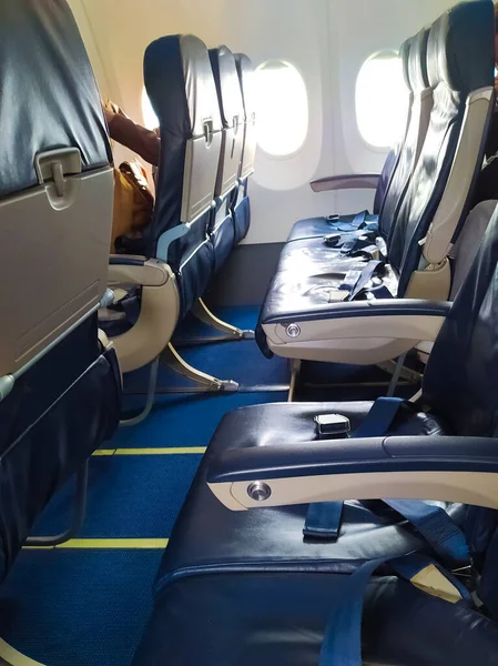 Interior Del Avión Pasajeros Con Los Asientos Pantallas — Foto de Stock