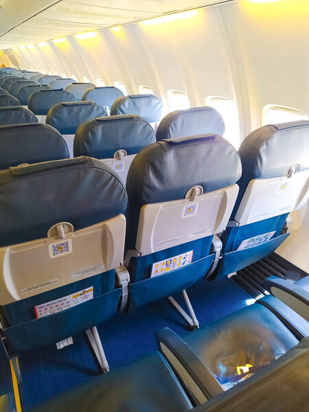 Анталья, Турция - 11 мая 2021 года: Интерьер пассажирского самолета с сиденьями и экранами