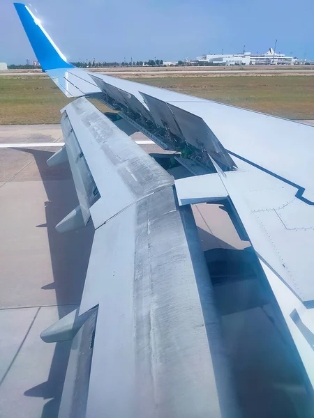 Airplane Window View Wing Flaps Landing Plane Landing Used Flaps — Stock Photo, Image
