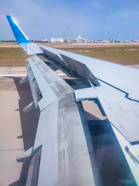 着陸後の翼とフラップの飛行機の窓の景色 飛行機の着陸とフラップブレーキを使用 — ストック写真