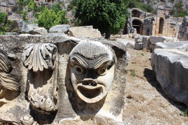 Myra, Türkiye 'deki maskeler ve taş mezarları. Lycia 'nın Fethiye' deki antik mezarı, arkeoloji ve seyahat konsepti