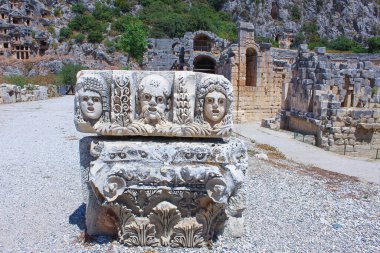 Myra, Türkiye 'deki maskeler ve taş mezarları. Lycia 'nın Fethiye' deki antik mezarı, arkeoloji ve seyahat konsepti
