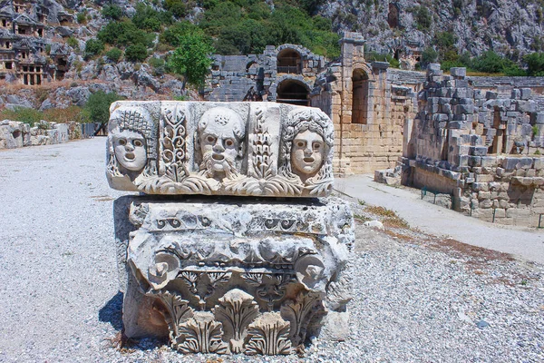 トルコのミラにあるマスクと岩の墓 古代の墓Fethiye 考古学と旅行の概念 — ストック写真