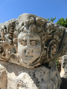 Myra, Türkiye 'deki maskeler ve taş mezarları. Lycia 'nın Fethiye' deki antik mezarı, arkeoloji ve seyahat konsepti