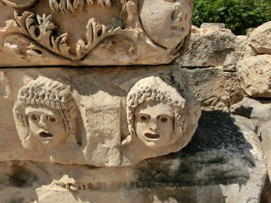 Myra, Türkiye 'deki maskeler ve taş mezarları. Lycia 'nın Fethiye' deki antik mezarı, arkeoloji ve seyahat konsepti