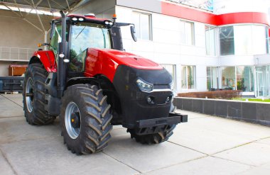 Ukrayna, Kyiv 'de kırmızı traktör. tarımsal ekipman kavramı