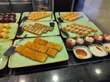 Türkiye 'de soyut otel veya Kemer' deki tatil beldesi dahil olmak üzere açık büfedeki raflarda yiyecek var.