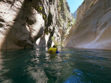 Türkiye 'nin Goynuk ve Antalya kasabaları yakınlarındaki Harmony kanyonunda Lycian patikası boyunca geziniyor. Vücut rafting macerası