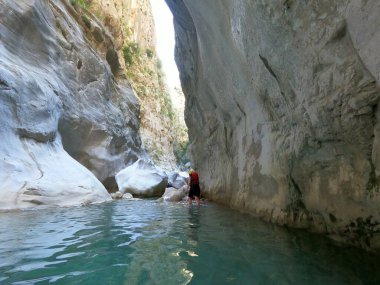 Türkiye 'nin Goynuk ve Antalya kasabaları yakınlarındaki Harmony kanyonunda Lycian patikası boyunca geziniyor. Vücut rafting macerası