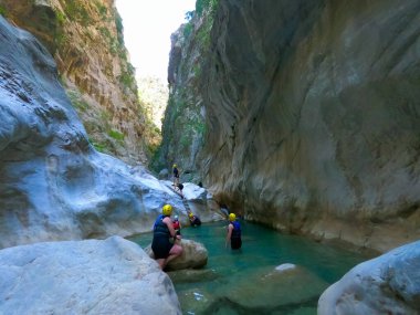 Türkiye 'nin Goynuk ve Antalya kasabaları yakınlarındaki Harmony kanyonunda Lycian patikası boyunca geziniyor. Vücut rafting macerası