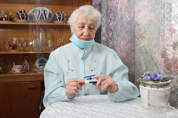 Старшая Женщина Использует Пульсоксиметр Дома Проверить Уровень Кислорода Крови — стоковое фото