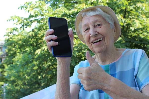 Alegre Maduro Senhora Mostrando Telefone Isolado Verde Árvore Verão Fundo — Fotografia de Stock