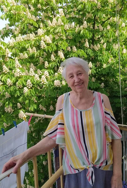 Θετική Ηλικιωμένη Γυναίκα Χαμογελά Στο Σπίτι Πάνω Από Δέντρα Στο — Φωτογραφία Αρχείου