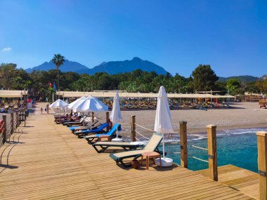 Goynuk, Antalya, Türkiye - 11 Mayıs 2021: Akdeniz kıyısında Kemer yakınlarındaki Goynuk kasabasında sahil, Antalya riviera, Türkiye.