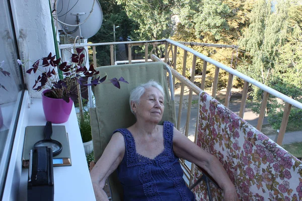 Mujer Mayor Positiva Sonriendo Casa Sobre Los Árboles Balcón — Foto de Stock