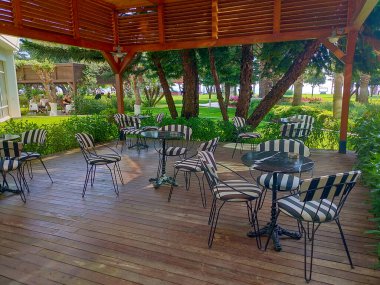 Beldibi, Kemer, Antalya, Türkiye - 11 Mayıs 2021: Beldibi, Kemer, Antalya, Türkiye 'deki Rixos Beldibi Oteli' nin manzarası 11 Mayıs 2021. Açık hava restoranı