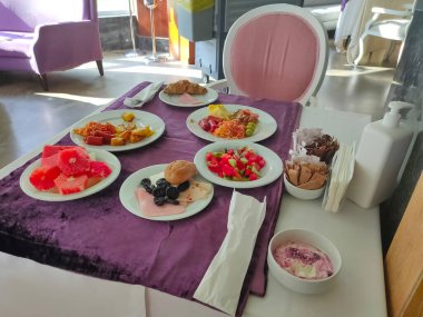 Türkiye 'de soyut otel veya Kemer' deki tatil beldesi dahil olmak üzere açık büfedeki raflarda yiyecek var.