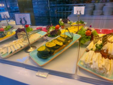 Türkiye 'de soyut otel veya Kemer' deki tatil beldesi dahil olmak üzere açık büfedeki raflarda yiyecek var.