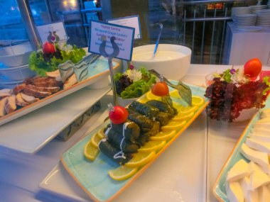 Türkiye 'de soyut otel veya Kemer' deki tatil beldesi dahil olmak üzere açık büfedeki raflarda yiyecek var.