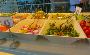 Türkiye 'de soyut otel veya Kemer' deki tatil beldesi dahil olmak üzere açık büfedeki raflarda yiyecek var.