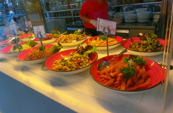 Türkiye 'de soyut otel veya Kemer' deki tatil beldesi dahil olmak üzere açık büfedeki raflarda yiyecek var.