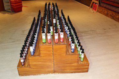 Antalya, Türkiye - 11 Mayıs 2021: Organik keçiboynuzu şurubu ve nar - Türkiye 'nin Antalya kentindeki dükkanda 11 Mayıs 2021' de satılan ürünler