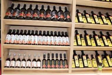 Antalya, Türkiye - 11 Mayıs 2021: Organik keçiboynuzu şurubu ve nar - Türkiye 'nin Antalya kentindeki dükkanda 11 Mayıs 2021' de satılan ürünler