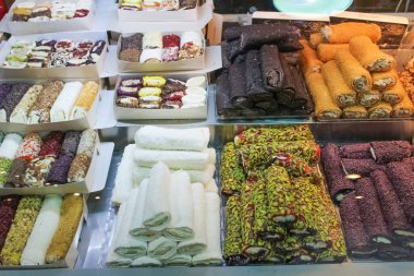 Geleneksel Türk lokum çeşitleri ve nar suyu. Orta Doğu tipik tatlı ve Türk lokumu