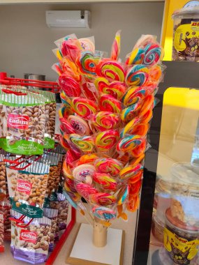 Antalya, Türkiye - 11 Mayıs 2021: Geleneksel tatlılar dükkanda