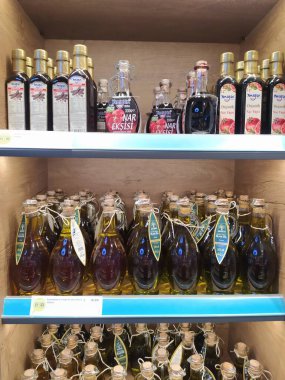 Antalya, Türkiye - 11 Mayıs 2021: Organik keçiboynuzu şurubu ve nar - Türkiye 'nin Antalya kentindeki dükkanda 11 Mayıs 2021' de satılan ürünler