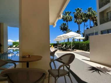 Kemer, Antalya, Türkiye - 11 Mayıs 2021: 11 Mayıs 2021 'de Türkiye' nin Antalya kentinde Altın Lotus 4 yıldızlı otelde havuz