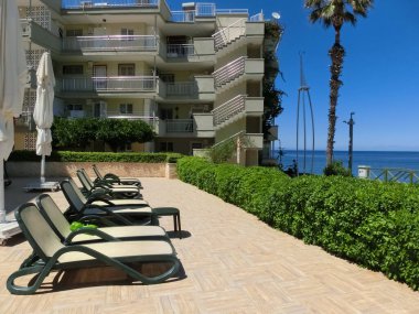 Kemer, Antalya, Türkiye - 11 Mayıs 2021: 11 Mayıs 2021 'de Türkiye' nin Kemer kentinde ilk sırada Altın Lotus 4 yıldızlı otelin plajı